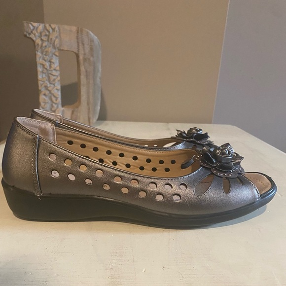 Like New Pewter Sole-Flex Italy Open Toe Flats 6.5US - Picture 3 of 9